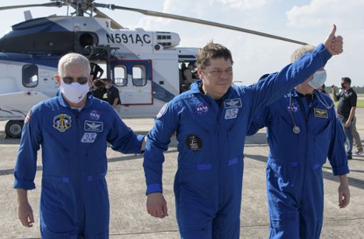 US-Astronaut Robert Behnken (Mitte) zeigt an: „Alles ok!“. Foto: dpa/Bill Ingalls