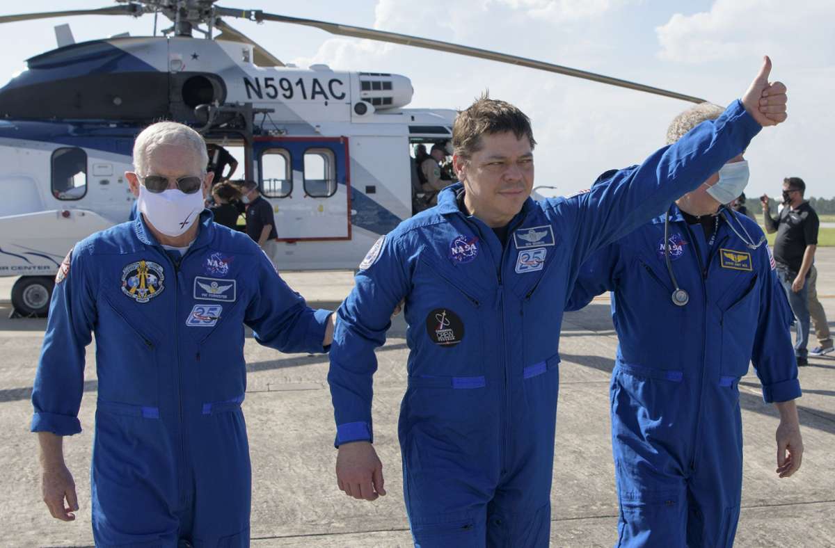 US-Astronaut Robert Behnken (Mitte) zeigt an: „Alles ok!“. Foto: dpa/Bill Ingalls