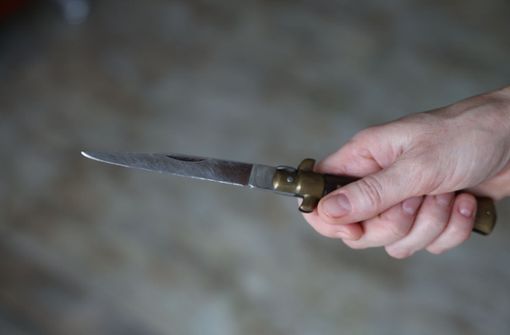 Der unbekannte Mann zückte ein Messer. (Symbolfoto) Foto: imago images/SKATA/via www.imago-images.de