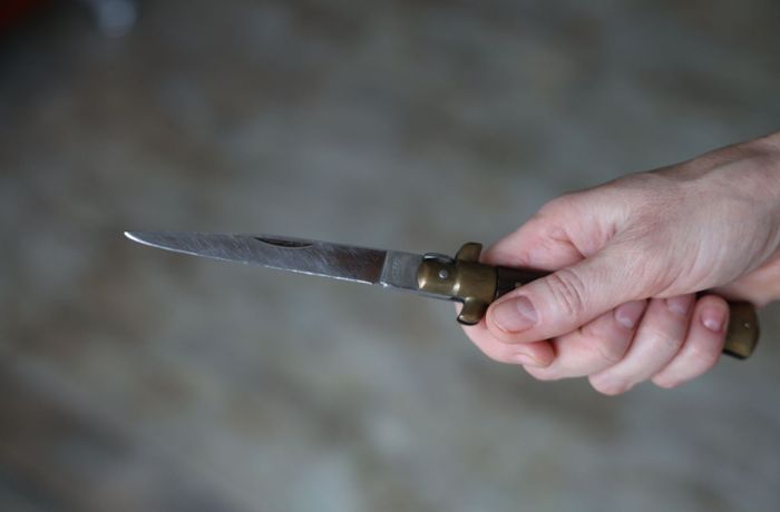Stuttgart-Mitte: Unbekannter bedroht Passanten mit Messer und fordert Geld