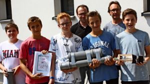 Die Schüler der Freien Evangelischen Schule präsentieren stolz ihr selbstgebasteltes U-Boot und die Konstruktionspläne. Foto: Christoph Kutzer