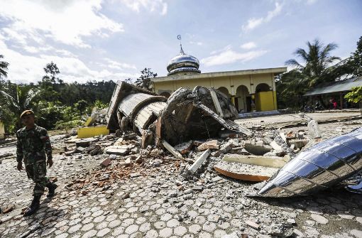 In Indonesien hat die Erde gebebt. In Banda Aceh ist dabei eine Moschee eingestürzt. Foto: dpa