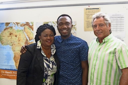 Richard Owusu, hier mit seiner Mutter Margaret Anima und Klassenlehrer Paul Bronner, freut sich auf die anstehenden schulischen Herausforderungen. Foto: Otto-H. Häusser
