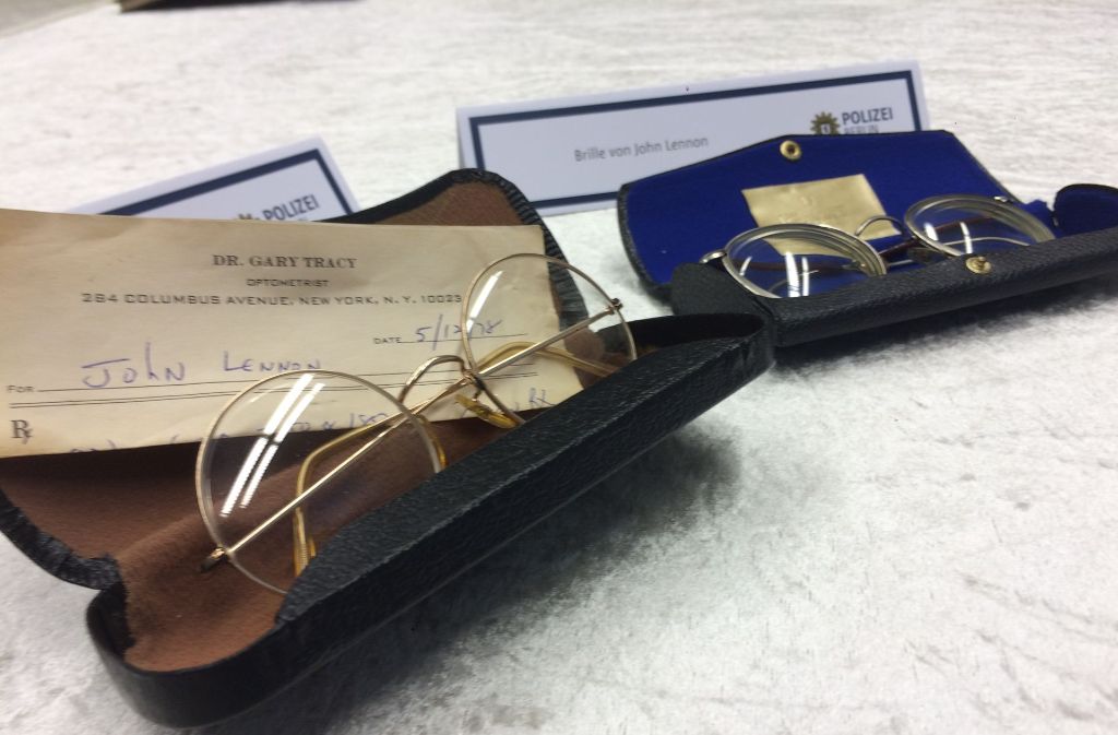 Von hundert gestohlenen Gegenständen aus John Lennons Privatbesitz hat die Staatsanwaltschaft einige, wie seine Nickelbrillen, zugänglich gemacht.