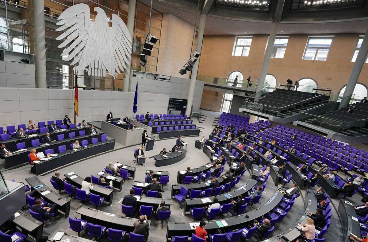 Die normalerweise gültige Regelung, wonach Abgeordnete sechs unangemeldete Besucher mit in den Bundestag nehmen können, wurde für den Mittwoch aus Sicherheitsgründen ausgesetzt.