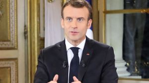 Präsident Macron bei seiner Fernsehansprache. Foto: POOL