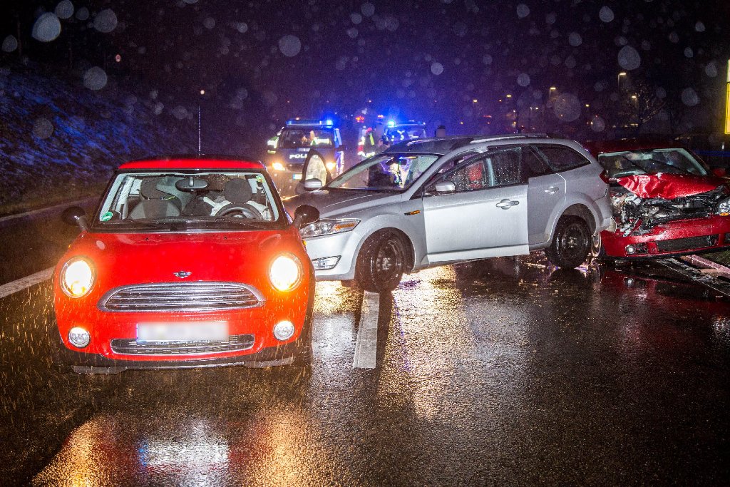 Zu einem schweren Unfall wegen Blitzeis ist es am frühen Samstagmorgen auf der B10 bei Esslingen gekommen.