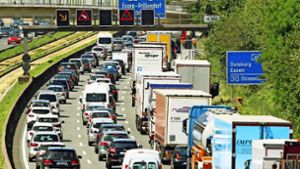Die durch Lkw und Pkw verursachten Folgekosten im Verkehrssektor  liegen laut einer  Studie des Züricher Infras-Instituts bei 94,5 Prozent. Foto: dpa