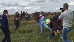 Bilder, die die Öffentlichkeit schockieren: Eine Kamerafrau teilt Tritte gegen Flüchtlinge aus. Foto: n-tv/dpa