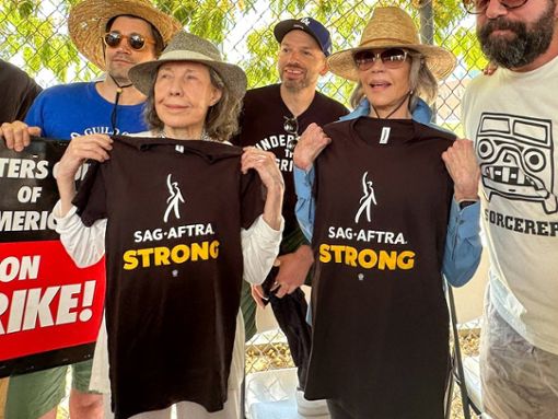 Lily Tomlin (l.) und Jane Fonda halten ihre Streik-Shirts in die Kamera. Foto: imago/ZUMA Wire