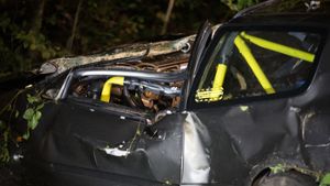Der 19-jährige Fahrer war in seinem Auto eingeklemmt und musste aufwendig von der Feuerwehr befreit werden. Foto: 7aktuell.de/Adomat