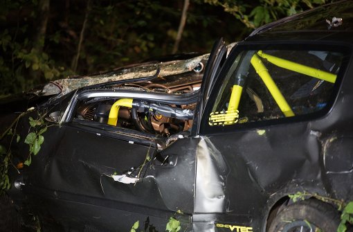 Der 19-jährige Fahrer war in seinem Auto eingeklemmt und musste aufwendig von der Feuerwehr befreit werden. Foto: 7aktuell.de/Adomat