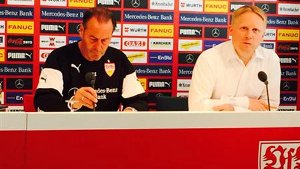 Der VfB Stuttgart steckt in der finalen Phase vor dem Spiel beim SC Paderborn. Trainer Huub Stevens (links) steht auf der Pressekonferenz Rede und Antwort. Foto: Markus Merz