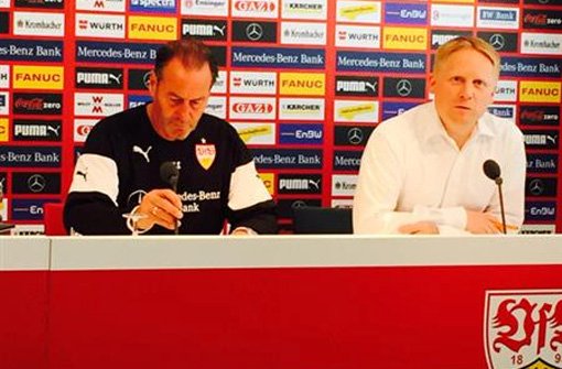 Der VfB Stuttgart steckt in der finalen Phase vor dem Spiel beim SC Paderborn. Trainer Huub Stevens (links) steht auf der Pressekonferenz Rede und Antwort. Foto: Markus Merz