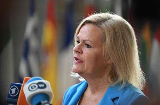 Bundesinnenministerin Faeser verkündet in Brüssel, dass Deutschland der Krisenverordnung zustimmen wird. Das macht den Weg frei für weitere Verhandlungen zur Reform der EU-Asylgesetzgebung. Foto: AFP/JOHN THYS