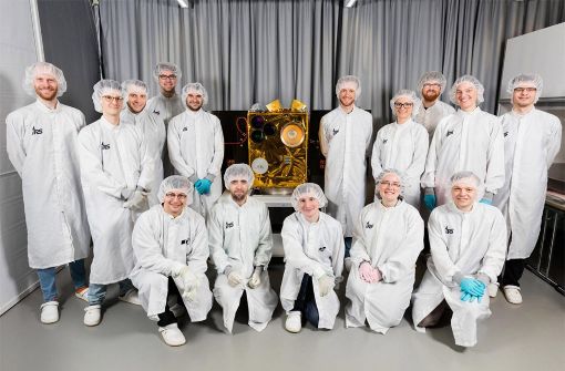 Das Team der Uni Stuttgart mit dem Kleinsatelliten „Flying Laptop“. Foto: Uni  Stuttgart