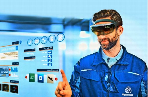 Über die Augmented-Reality-Brille können  Arbeitsschritte direkt auf das Kopf­display des Arbeiters eingeblendet werden Foto: thyssenkrupp Elevator AG