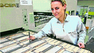 Die Packmitteltechnologin Ricarda Baumhauer an einer Stanzmaschine. Foto: Edelmann
