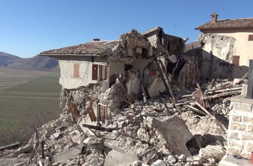 Archivbild: Völlig zerstörte Häuser in Castelluccio di Norcia in Italien. Foto: dpa