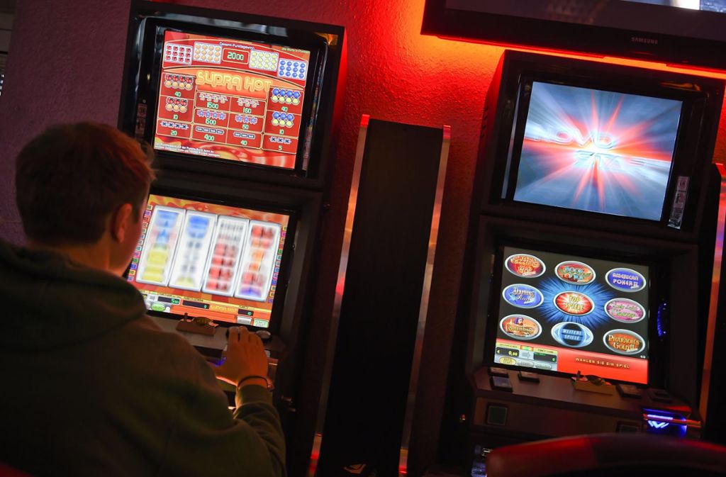 Die Angeklagten sollen bei etlichen Geldspielautomaten die Gewinnausschüttung mit einer speziellen Software beeinflusst haben. Foto: dpa/Britta Pedersen