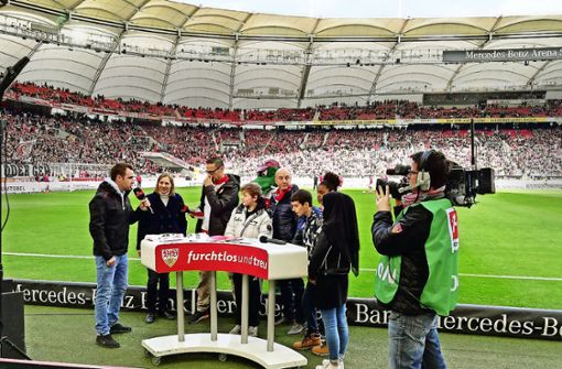Vor dem Spiel wurden die Schüler im Stadion ausgezeichnet. Foto: Polizeipräsidium Ludwigsburg