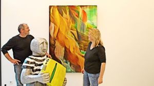 Das Künstlerpaar Daniel Wagenblast und Isa Dahl bei den Vorbereitungen zur Ausstellung „alles bleibt anders“ in der Galerie Abtart. Foto: Sabine Schwieder