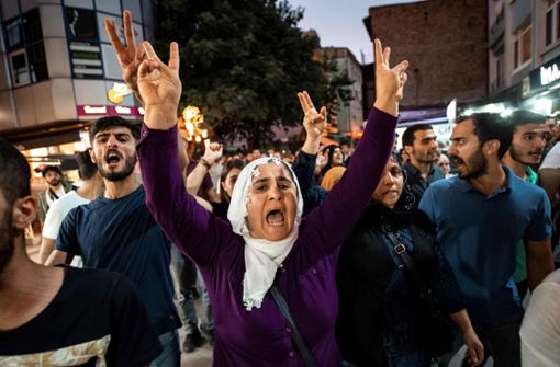 In Diyarbakir sind viele  Demonstranten  gegen die Verhaftung  von Bürgermeistern in kurdischen Städten auf die Straße gegangen. Foto: AFP/Yasin Akgui