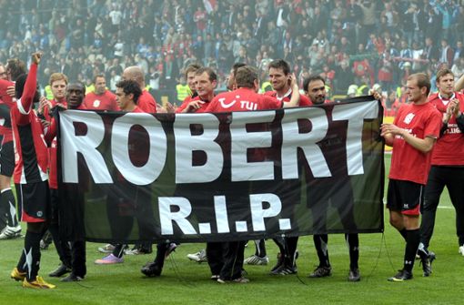 2010 gedenken die Spieler von Hannover 96 Robert Enke. Jetzt jährt sich der  Todestag des Torhüters zum zehnten Mal. Foto: dpa/Franz-Peter Tschauner