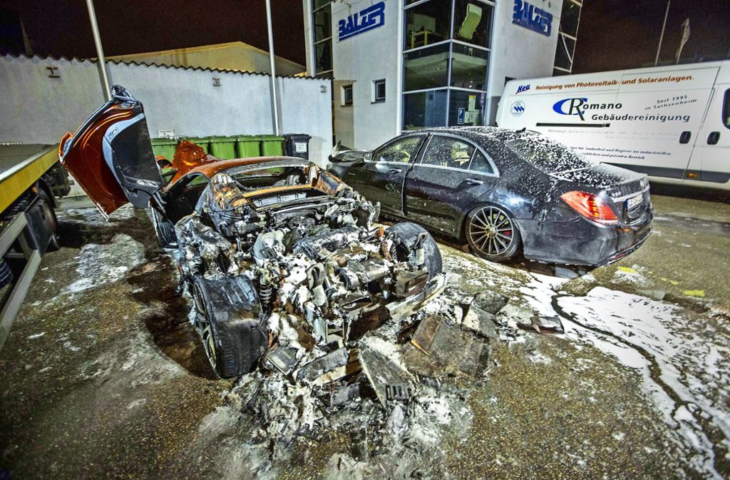 Eine halbe Million Euro teuer sind die beiden Autos, die in der Nacht auf Montag in Ludwigsburg gebrannt haben.