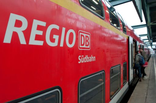 In einem Interregio-Express wird eine Zugbegleiterin von einem 17-Jährigen sexuell belästigt (Symbolbild). Foto: dpa