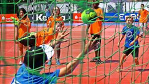 Egal, ob Klein oder Groß – beim Esslinger Marktplatzturnier packt jeden die Begeisterung für den Handballsport. Foto: Horst Rudel/Archiv
