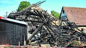 Polizei forscht nach Ursache für Feuer auf Reiterhof