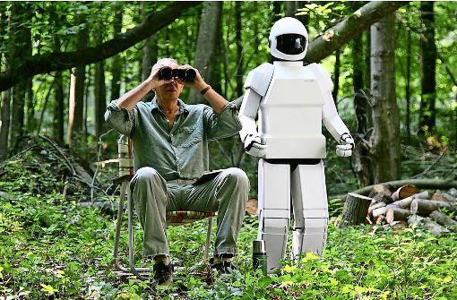 Frank und sein „Komplize“ Robot kundschaften die Gegend aus.  Im Oktober läuft der Spielfilm „Robot & Frank“ im PMGZ. Foto: Verleih