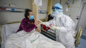 Krankenbetreuung in Wuhan – das Virus verlangt ein neues Denken. Foto: AFP/STR