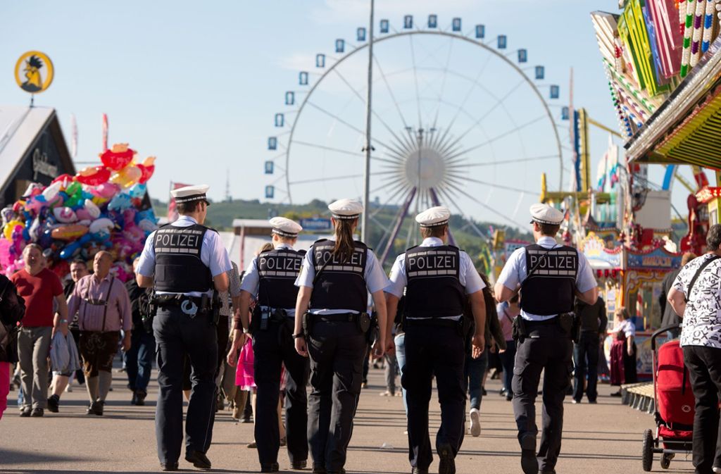 Die Polizei twittert vom Cannstatter Volksfest. (Symbolbild) Foto: picture alliance / dpa/Sebastian Kahnert