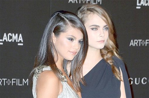 Auch US-Schauspielerin und Sängerin Selena Gomez (links) und das britische Model Cara Delevingne waren bei der Gala mit dabei. Geehrt wurden ... Foto: dpa