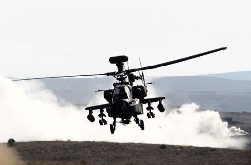 Apache-Hubschrauber (auf dem Symbolfoto eine US-Maschine) flogen am Mittwoch über die Region. Foto: dpa/Javier Cebollada