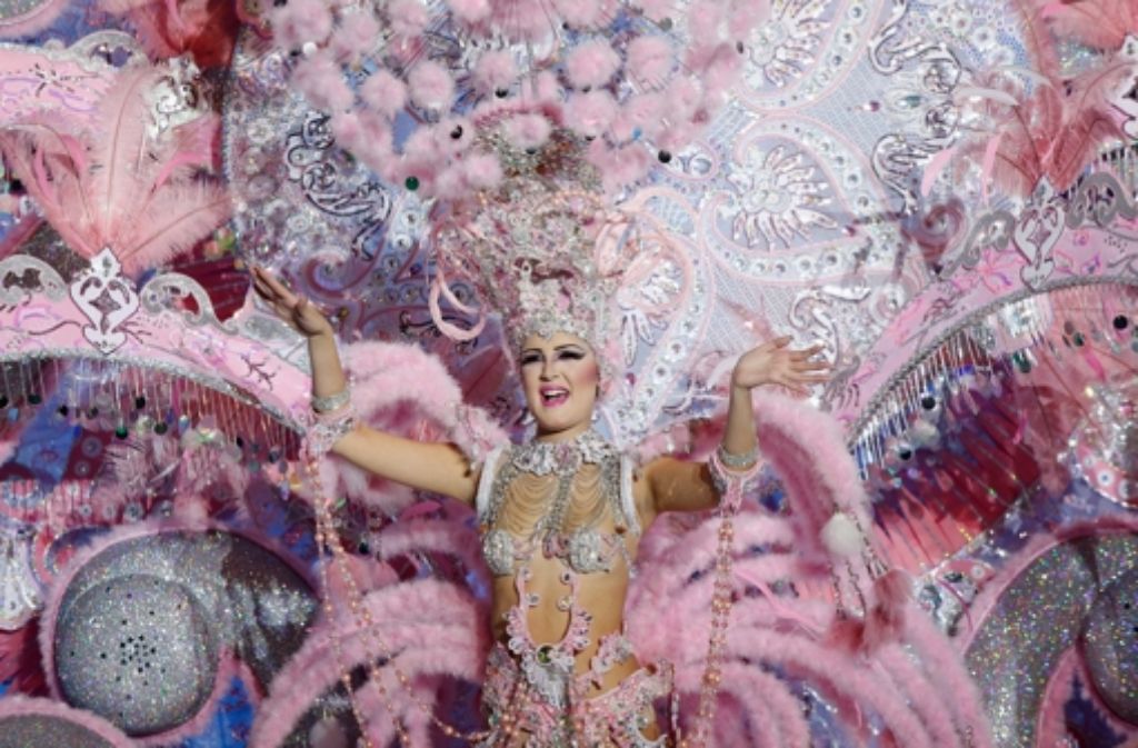 Glitzer, Federn und jede Menge Haut: Die Wahl zur Karnevalskönigin in Santa Cruz de Tenerife steht dem Spektakel in Rio in nichts nach.