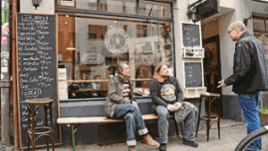 So sieht ein Samstagmorgen im angesagten Belgischen Viertel aus: Vor dem Café sitzen und klönen. Foto: Lerchenmüller