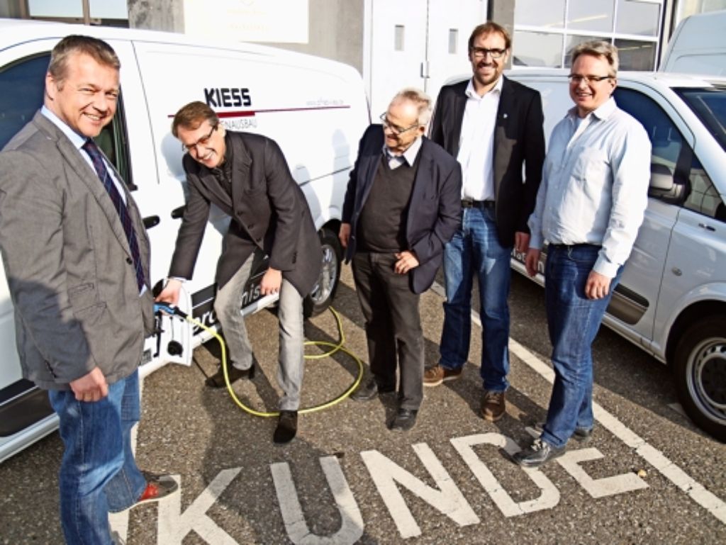 Tilo Kiess, Michael Föll, Alfred Kiess, Wolfgang Roßkopf und Matthias Föll (v.l.) vor den beiden neuen E-Transportern. Foto: dpa/Rüdiger Ott