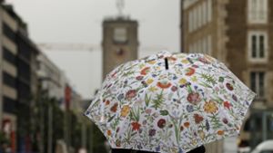 Der  Regenschirm könnte zum Wochenbeginn durchaus zum Einsatz kommen. Foto: LICHTGUT/Leif Piechowski