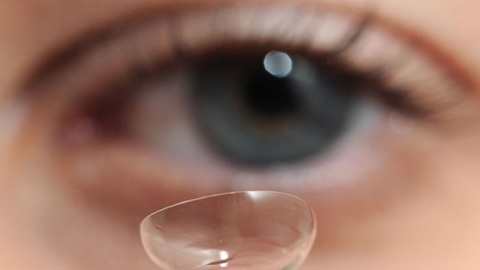 Im Umgang mit Kontaktlinsen sollte man hellwach sein