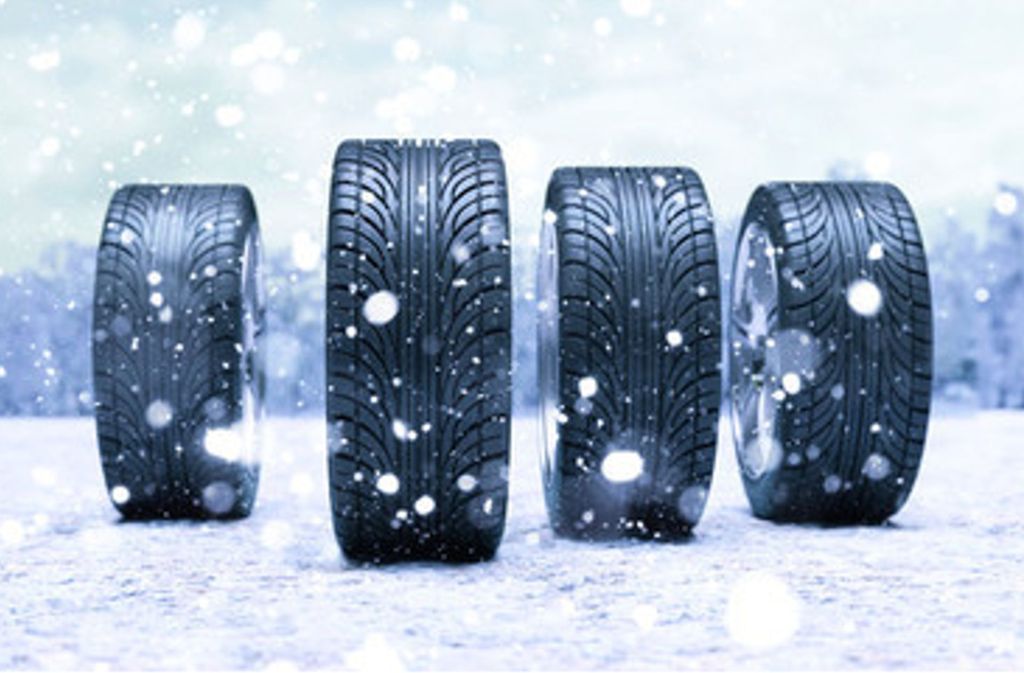 Der Aufdruck „M + S“ („Matsch und Schnee“) ist nicht geschützt. Beim Winterreifenkauf sollten Autofahrer daher zusätzlich auf das Schneeflockensymbol achten. Foto: Robert Kneschke  – Stock Adobe