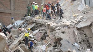 Die Menschen in Mexiko versuchen die Trümmer nach dem Erdbeben zu beseitigen. Foto: AP