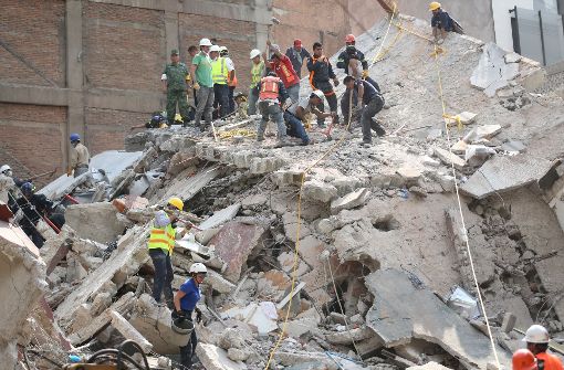 Die Menschen in Mexiko versuchen die Trümmer nach dem Erdbeben zu beseitigen. Foto: AP