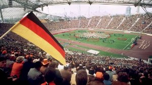 Nach 19 Freundschaftsspielen zwischen Deutschland und den Niederlanden in den Jahren 1910 bis 1966 gab es bei der Weltmeisterschaft 1974 endlich das erste Duell in einem Pflichtspiel - und dann direkt im WM-Finale. Es war eine hart umkämpfte Partie, in der... Foto: dpa
