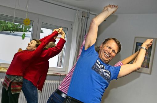 Beim angeleiteten Fasten in der Gruppe gehören Bewegungsübungen mit dazu. Regina Kraz-Reiser (links) und Thomas Diels (rechts) haben sichtlich Spaß dabei. Foto: Ines Rudel