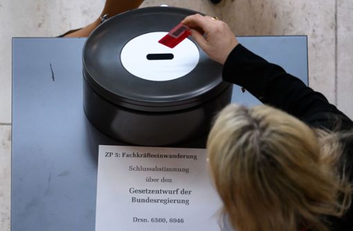 Bundestagsabgeordnete geben im Deutschen Bundestag ihre Stimmkarte ab. Foto: dpa/Bernd von Jutrczenka