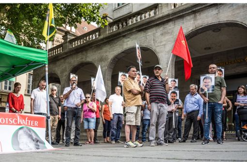 Die Teilnehmer der Demonstration hielten eine Mahnwache ab. Foto: Lichtgut/Julian Rettig