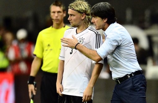 Wann zeigt Marcel Schmelzer (li./Bundestrainer Löw) im Nationaltrikot seine BVB-Form? Foto: dapd